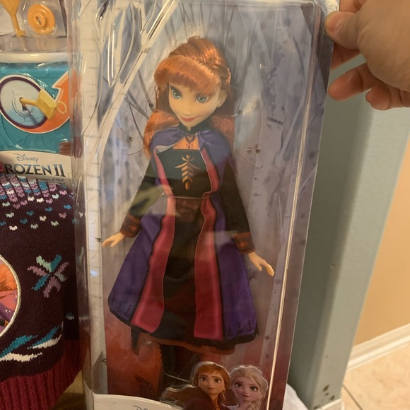 NWT Frozen 2 bundle 8 pc. Anna and Elsa doll set - Picture 5 of 14
